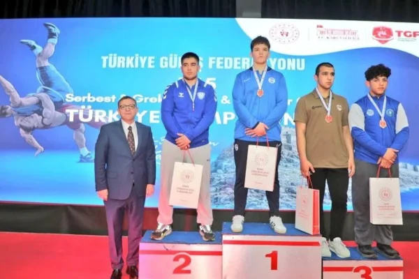 Kars’ta U15 Güreş Türkiye Şampiyonası’nda madalyalar sahiplerini buldu