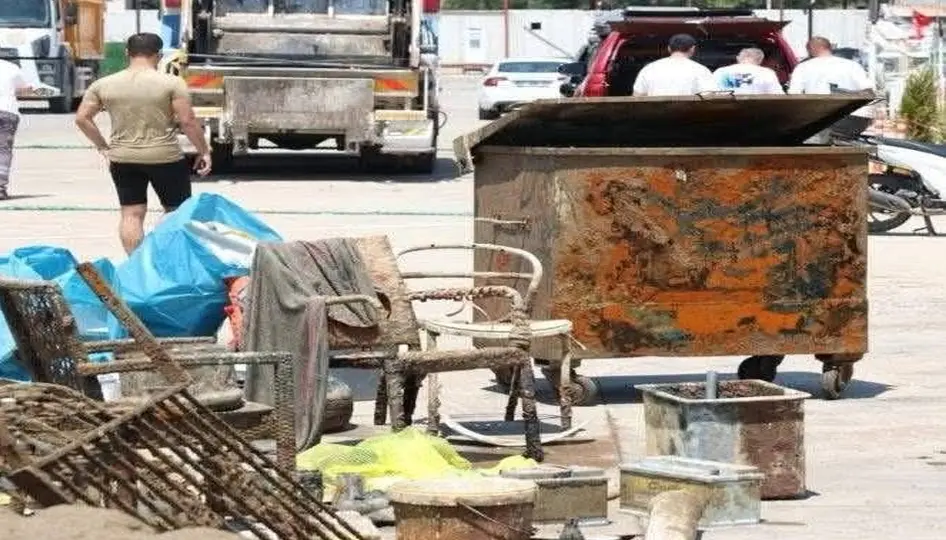 Antalya’da denizden çöp konteynırı çıkarıldı