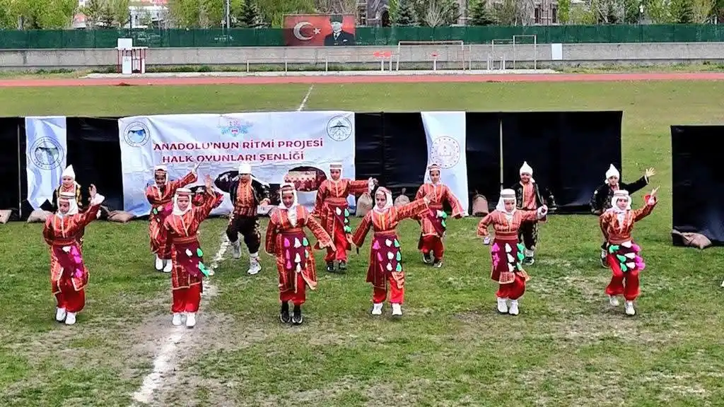Kars’ta Halk Oyunları Şöleni: 923 öğrenci Anadolu’nun ritmine ortak oldu
