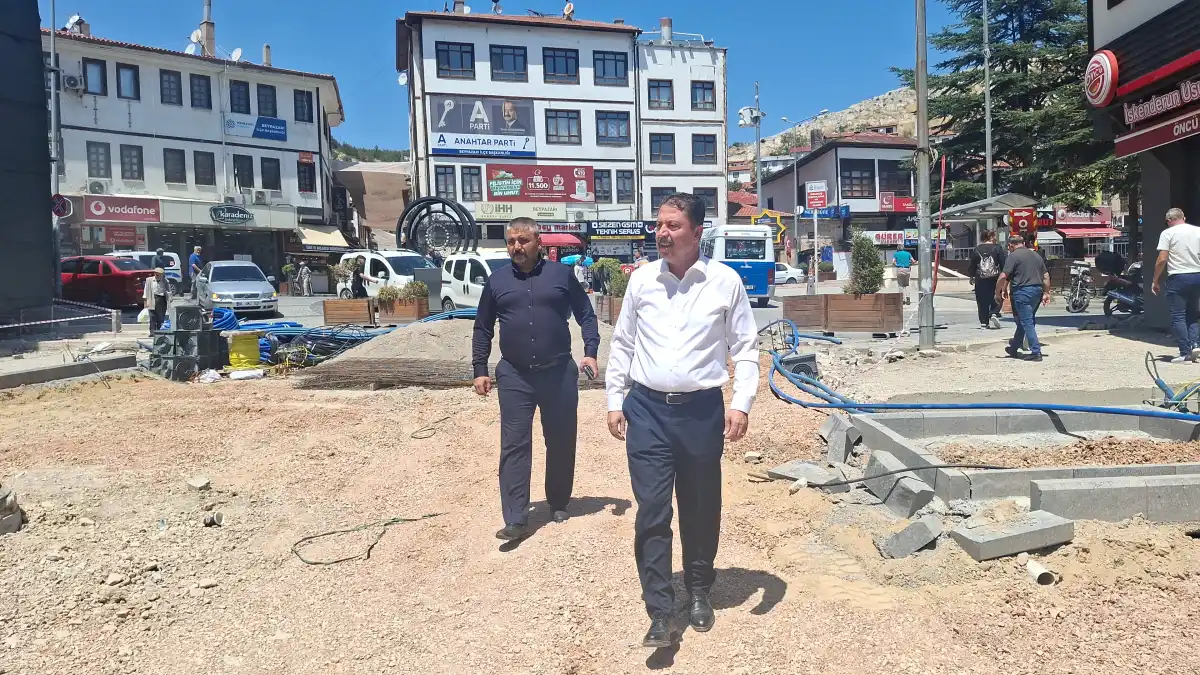 Beypazarı Belediye Başkanı Kasap, Bankalar Caddesi’ndeki çalışmaları yerinde inceledi