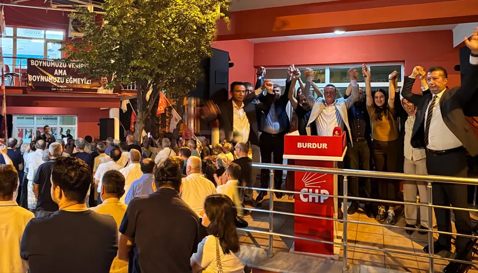 CHP Burdur’da fesih krizi: İl başkanlığı önünde karara tepki