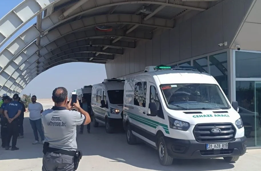 Riyad’daki yangında hayatını kaybeden 4 Hataylının cenazeleri Türkiye’ye getirildi