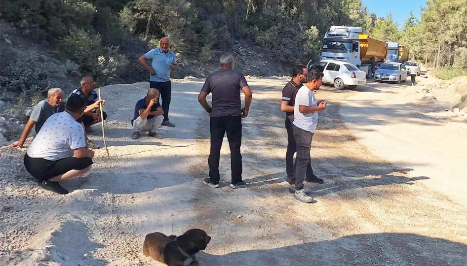Muhtar yolu kapattı! Taş ocağı kamyonlarına mahallelinin tepkisi