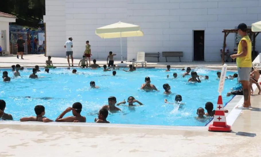 Şanlıurfa Büyükşehir’in yüzme havuzları çocukların yüzünü güldürüyor