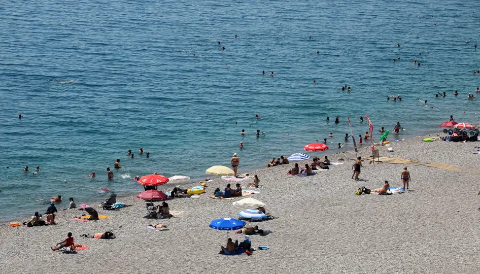 40 derece Antalya’yı boşalttı: Sahiller dolup taştı