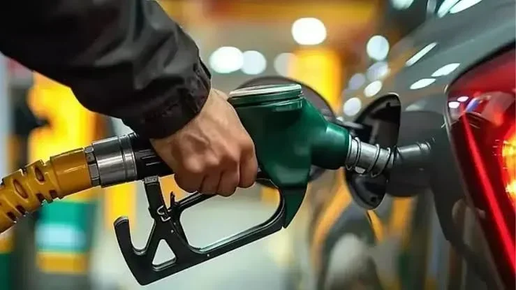 Akaryakıt fiyatları güncellendi: Motorinde indirim