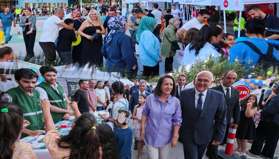 Burdur valilik sahaya indi, çocukların yanında oldu