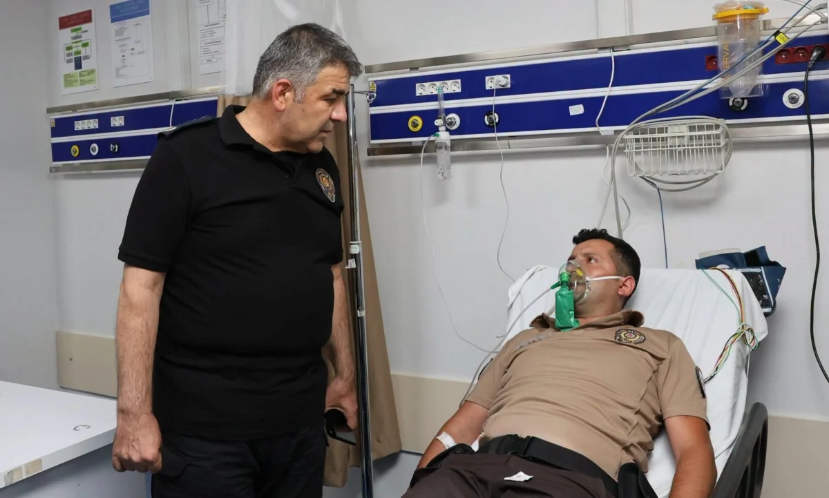 Emniyet Müdürü Karaburun’dan kahraman bekçiye hastanede moral ziyareti