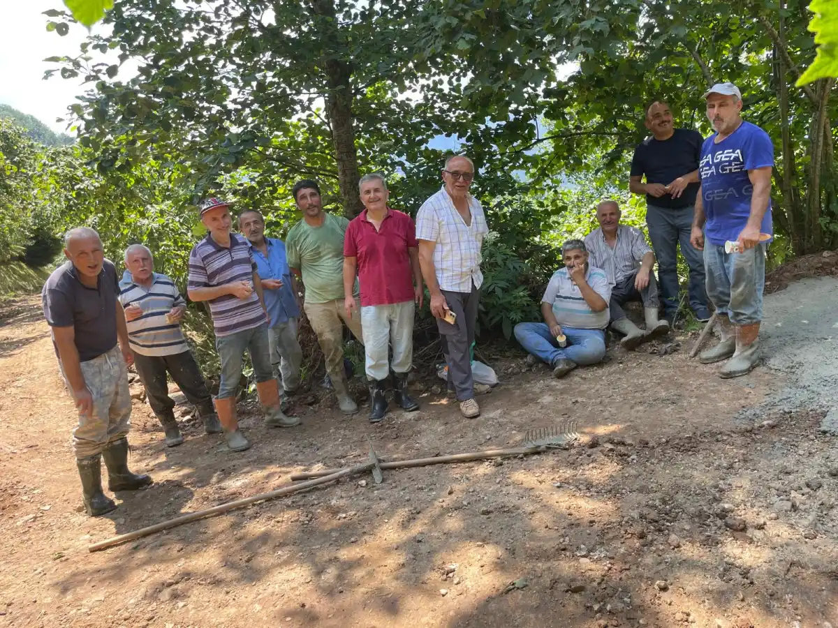 Tirebolu’da örnek imece seferberliği: Kuzgun Köylüleri kendi yollarını kendileri yaptı!