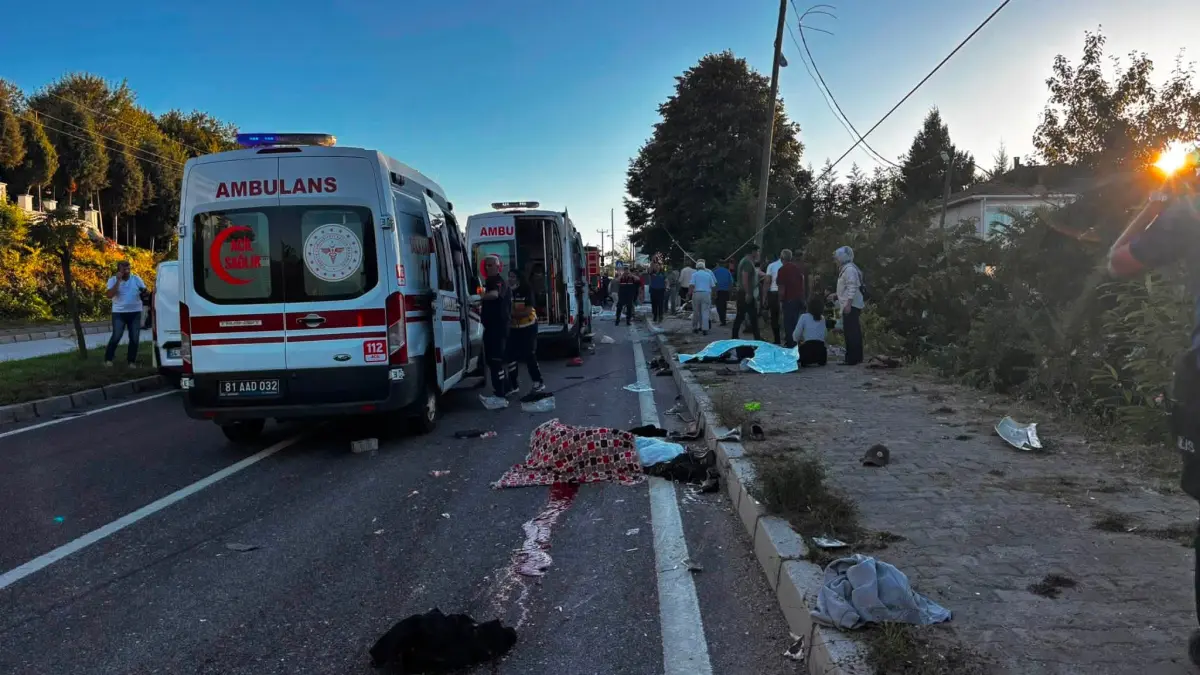 Akçakoca’da bir TIR patpat aracına çarptı: 4 kişi öldü, 9 kişi yaralandı