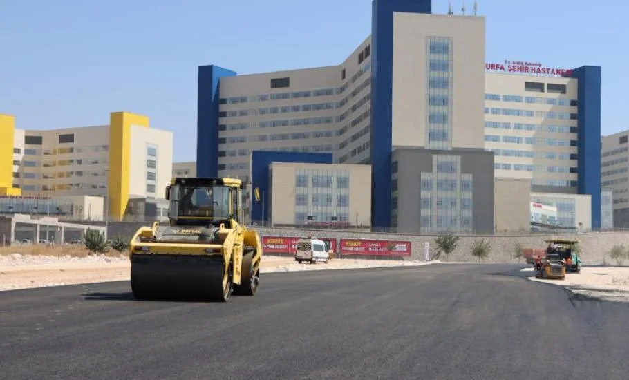 Şanlıurfa şehir hastanesi yolunda asfalt serimi başladı