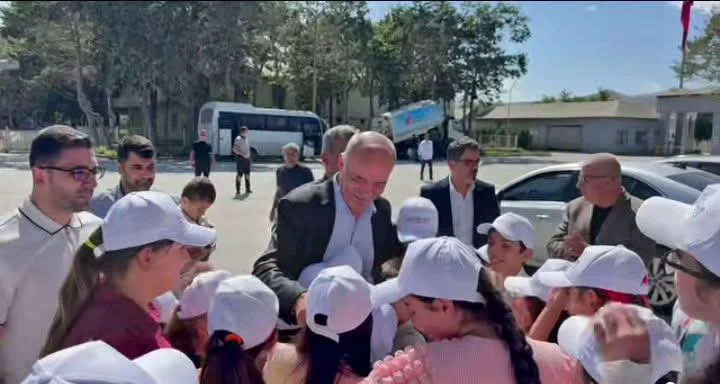 Yücelik’ten çocuklara dokunuş: “Büyük bir aileyiz”