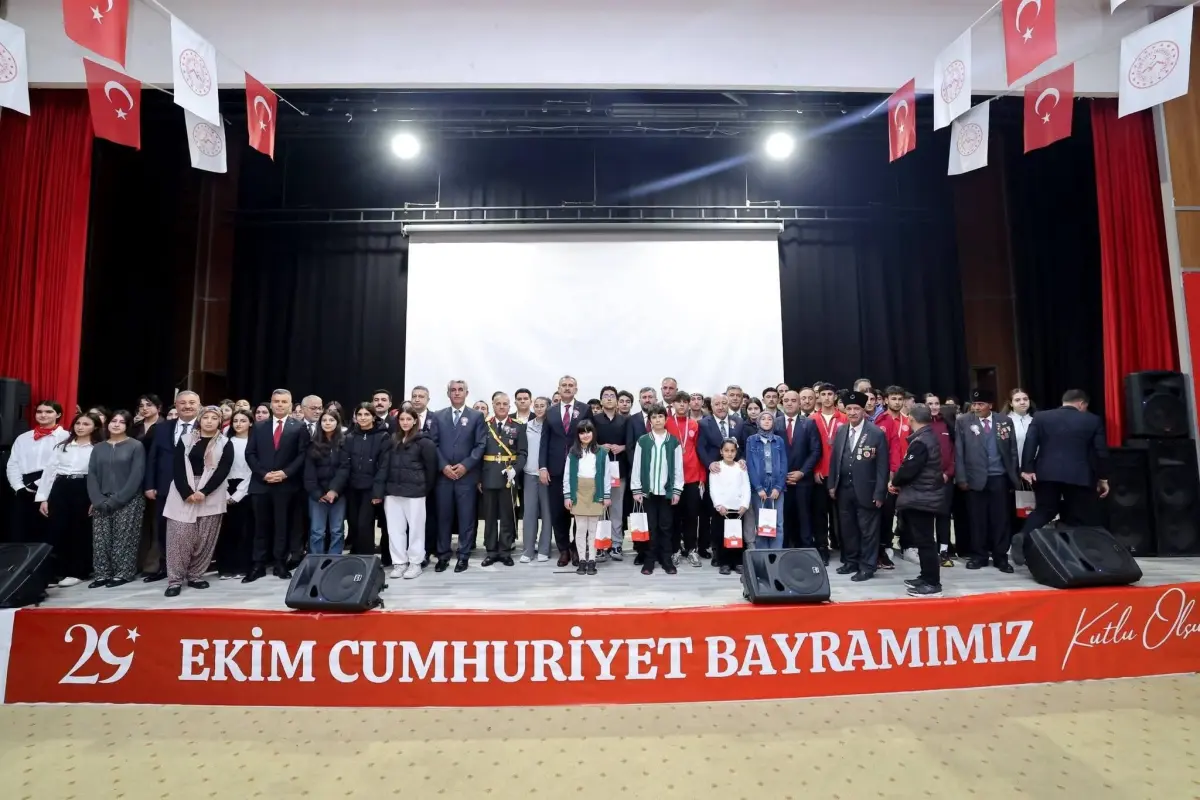 Ağrı’da 29 Ekim Cumhuriyet Bayramı coşkuyla kutlandı