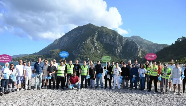 Kemer Çıralı’da sahil temizliği