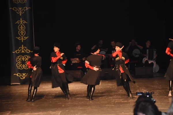 Düzce Adige Kültür Derneği’nin “Sezon Sonu Gösterisi” büyük ilgi gördü