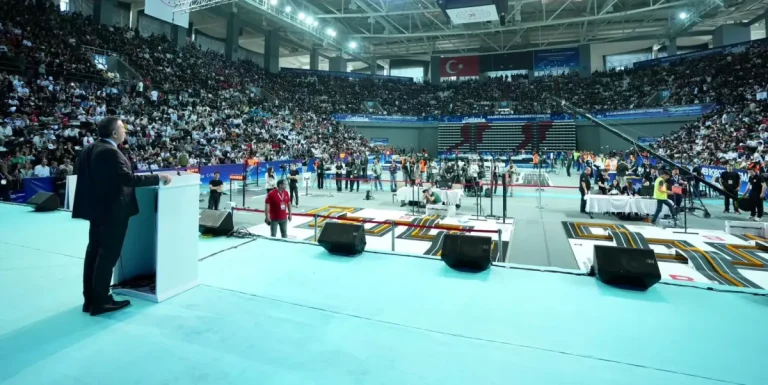 Robot Yarışmasına Binlerce Genç Katıldı