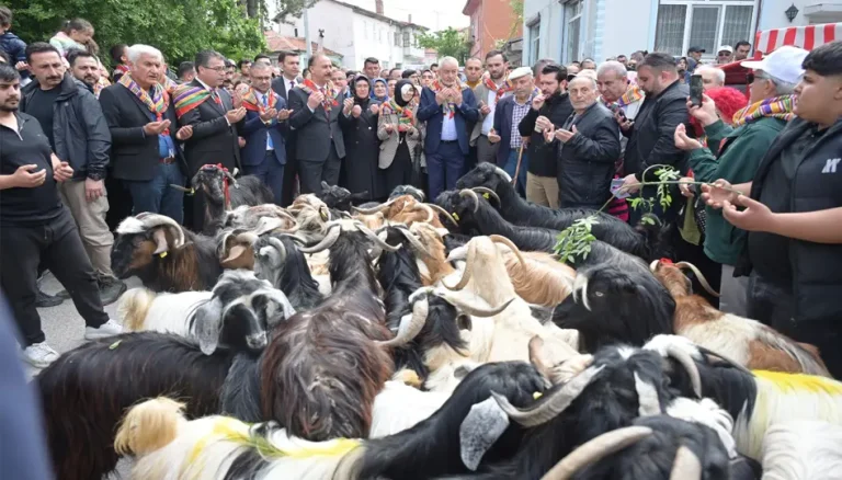 400 yıllık kurban indirme geleneği bu yıl da yaşatıldı