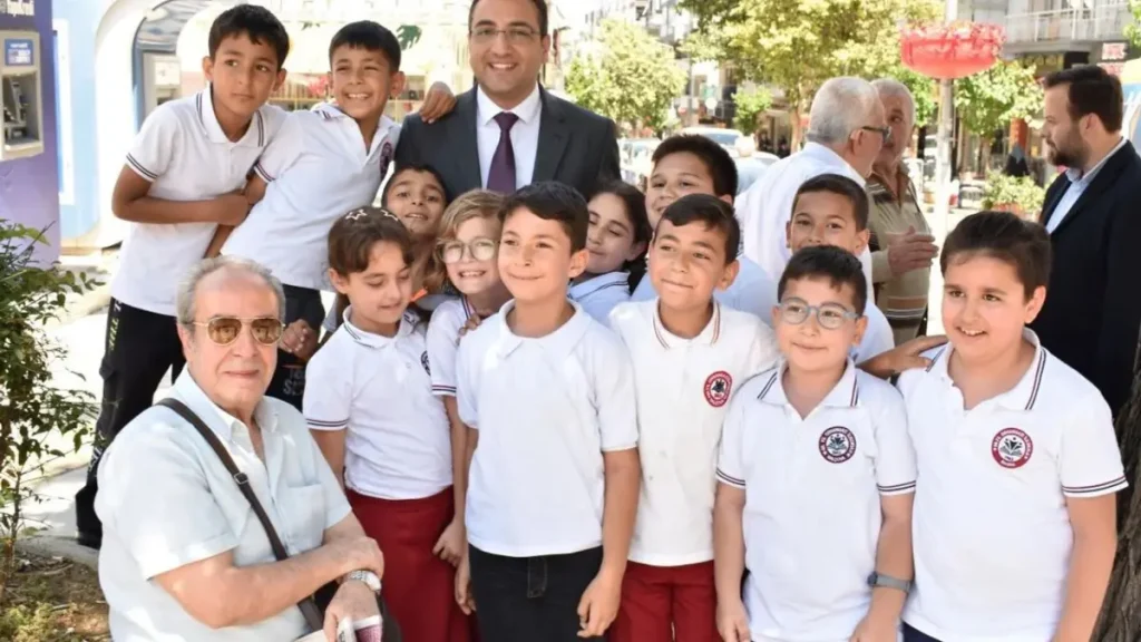 Balçova’da öğrencilere okul kıyafeti, çanta ve ayakkabı desteği