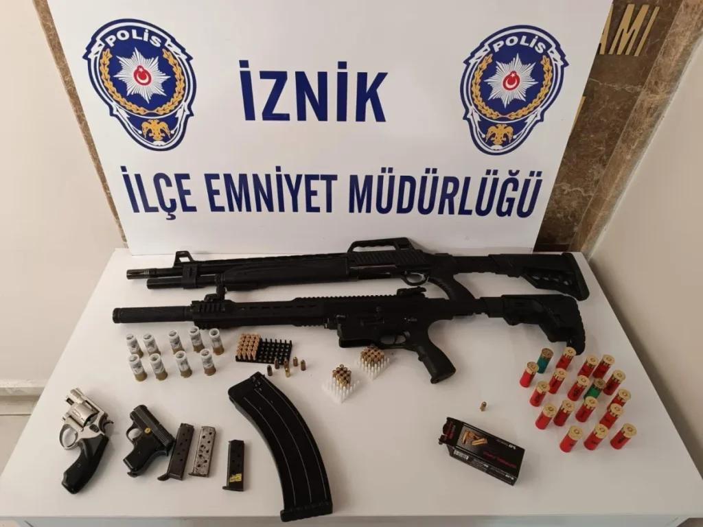 Bursa’da 10 adrese eş zamanlı baskın, silah ve mühimmat ele geçirildi