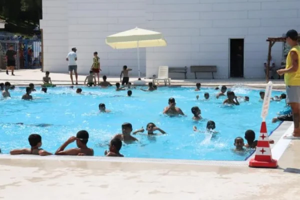 Şanlıurfa Büyükşehir’in yüzme havuzları çocukların yüzünü güldürüyor