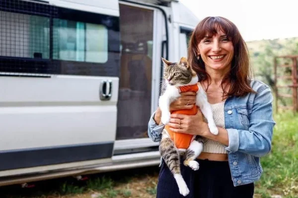 Kedisi için Antalya’da karavan hayatını seçti