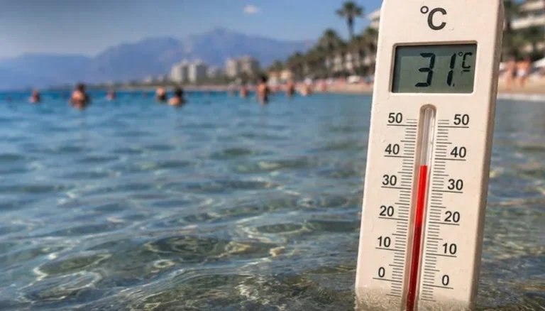 Antalya’da deniz suyu 31 dereceyi gördü