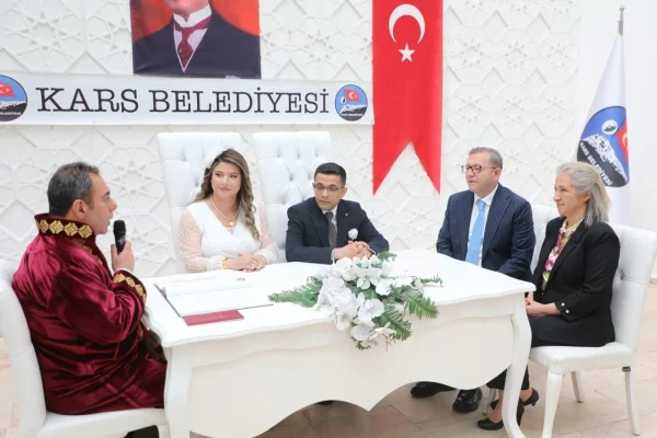Kars Valisi Ziya Polat, makam şoförünün mutlu gününe ortak oldu