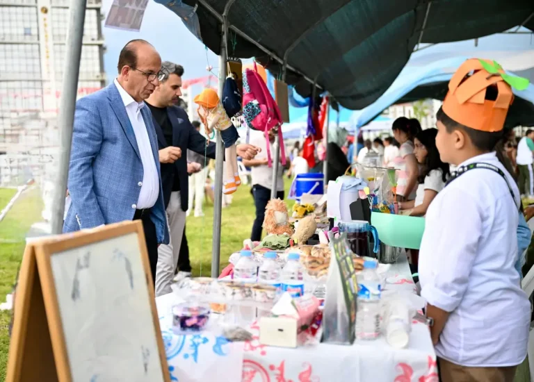 Yeşilyurt’ta çocuklar satış yaptı, geliri yetimlere bağışladı