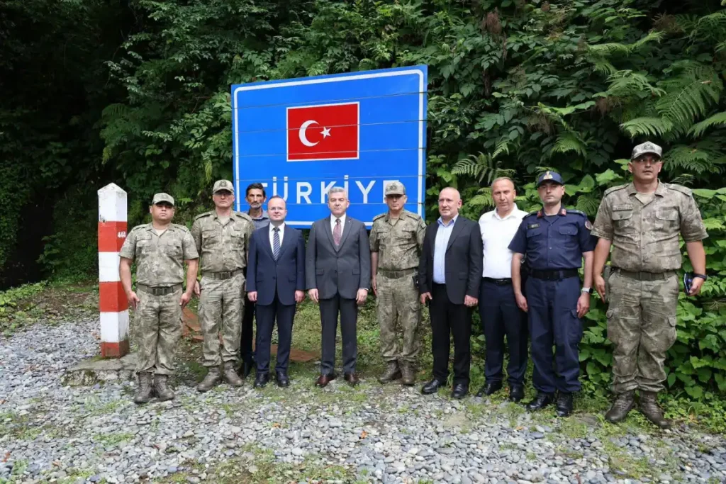 Artvin Valisi Ergün, Gürcistan’a sınır ilçe konumundaki Kemalpaşa’da incelemelerde bulundu