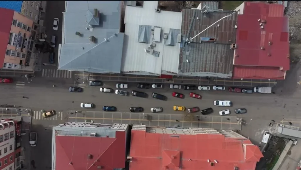 Kars’ta örnek davranış: Ambulansa fermuar sistemiyle yol verildi