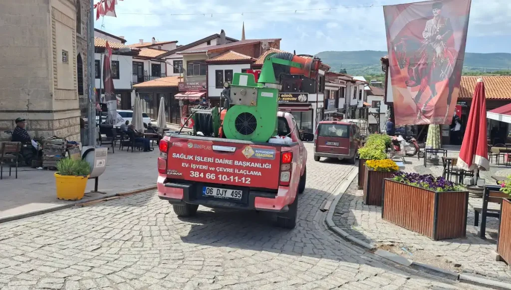 Güdül’de sabah saatlerinde ilaçlama çalışması
