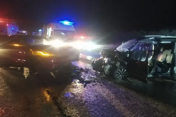 Kafa kafaya çarpışan araçlarda can pazarı: 2 ölü, 4 yaralı