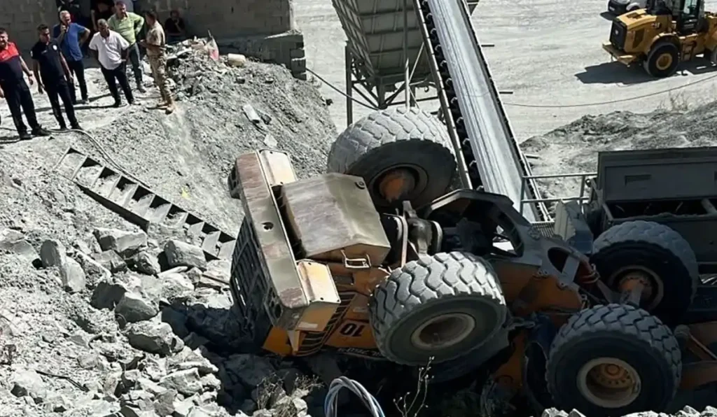 İş makinası devrildi operatör hayatını kaybetti