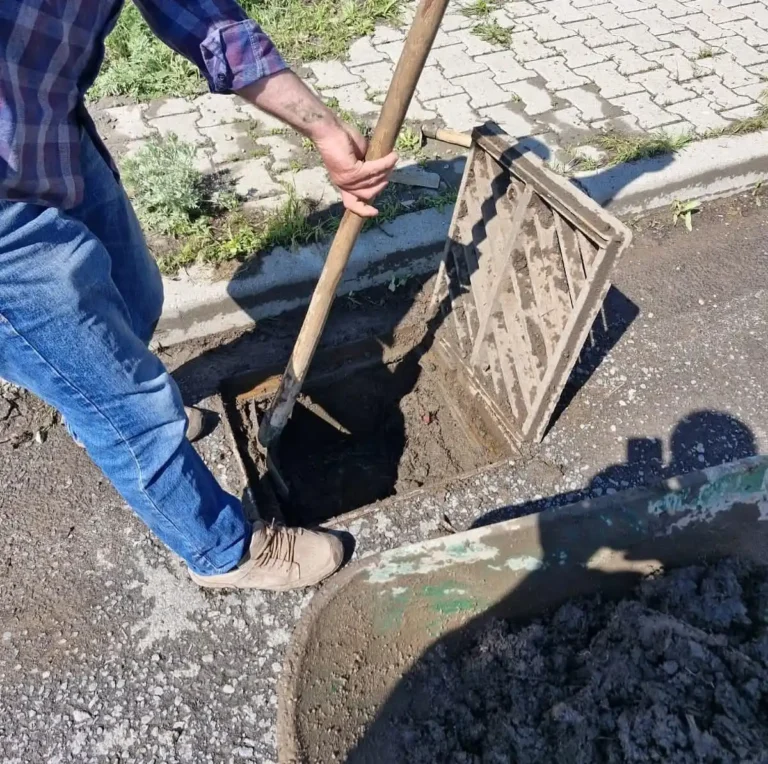 Kars Organize Sanayi Bölgesi’nde yağmur suyu ızgaraları temizlendi