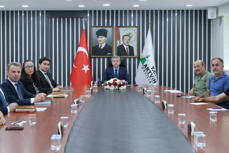Artvin Valisi Ergün, muhtarların sorun ve taleplerini dinledi