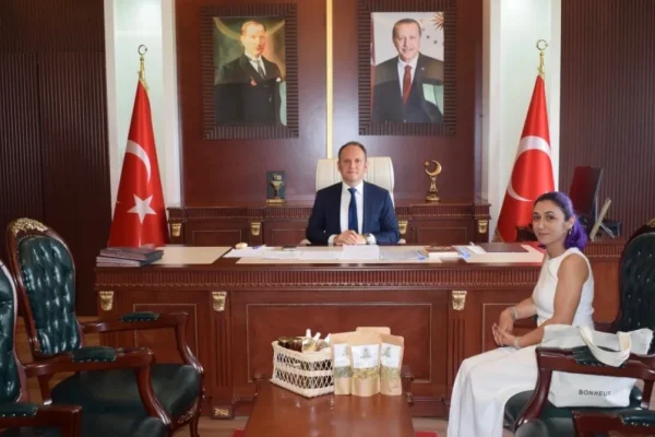 ‘Mor saçlı’ çiftçiden Kaymakam Akpınar’a ziyaret