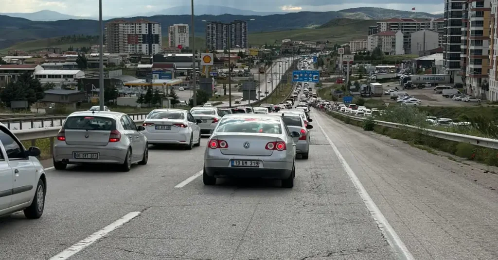 Bayram dönüşü çileye dönüştü: Kırıkkale geçişinde 15 kilometrelik kuyruk
