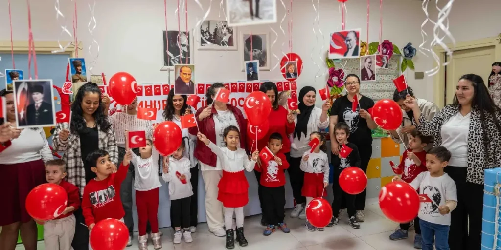 Bornova’da 29 Ekim kutlamaları çocuklarla başladı