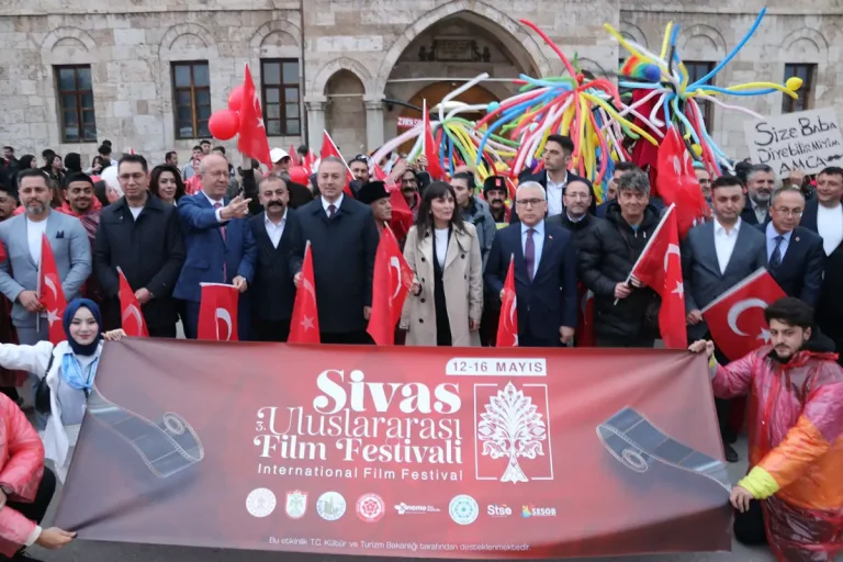 Sivas Uluslararası Film Festivali Coşkulu Kortejle Başladı: Sinema Dünyası Sivas’ta Buluştu
