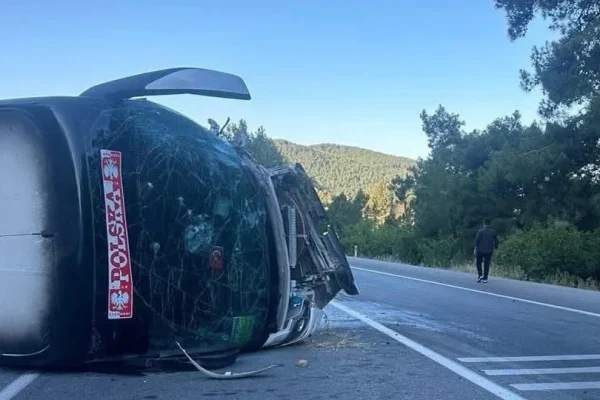 Antalya Akseki’de tur otobüsü ile otomobil çarpıştı: 1 ölü, 12 yaralı