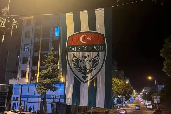 Kars’ta Yeşil-Beyaz çoşkusu: Sokaklar Kars 36 spor bayraklarıyla donatıldı
