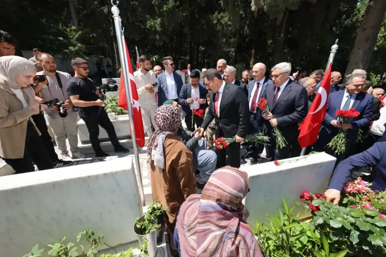 Hatay protokolünden bayramda şehitlik ziyareti