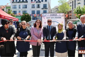 Vali Duru Hayat Boyu Öğrenme Haftası Sergisini Ziyaret Etti