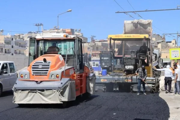 Şanlıurfa Haleplibahçe Caddesi’nde asfalt çalışmaları sürüyor
