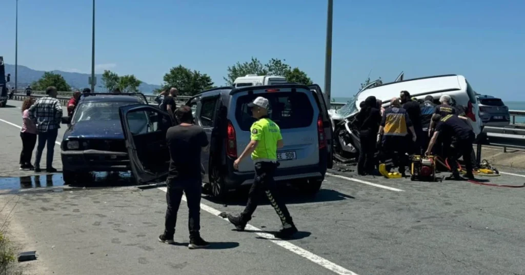 Ters yöne giren otomobil kazaya neden oldu: 2 ölü, 3 yaralı