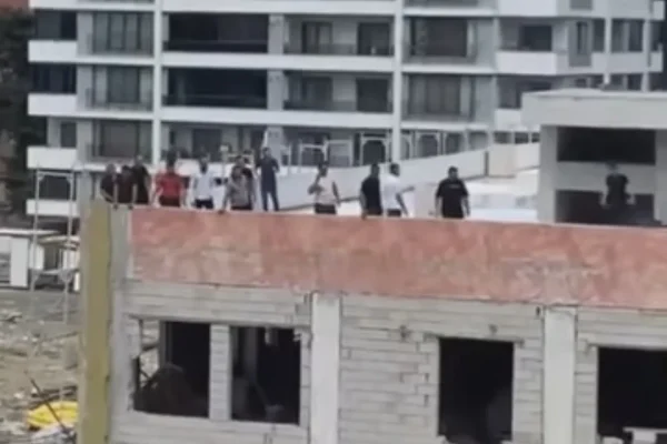 İskenderun’da işçiler çatıya çıktı