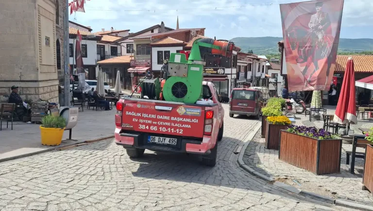 Güdül’de sabah saatlerinde ilaçlama çalışması