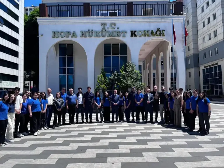 Hopa Kaymakamı Arslantürk’ten, öğrenci korosuna ziyaret