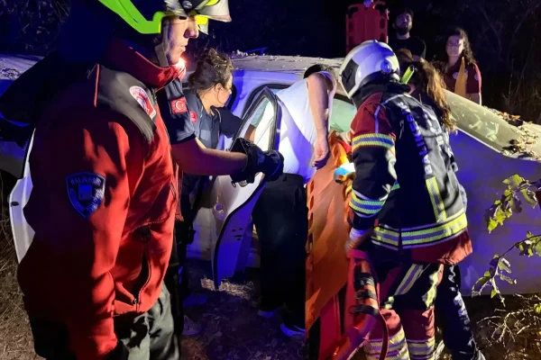 Ayvalık’ta araç yoldan çıktı: 3 yaralı