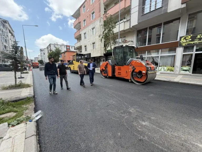 Kars’ta Cumhuriyet Caddesi’ndeki yol çalışmaları incelendi